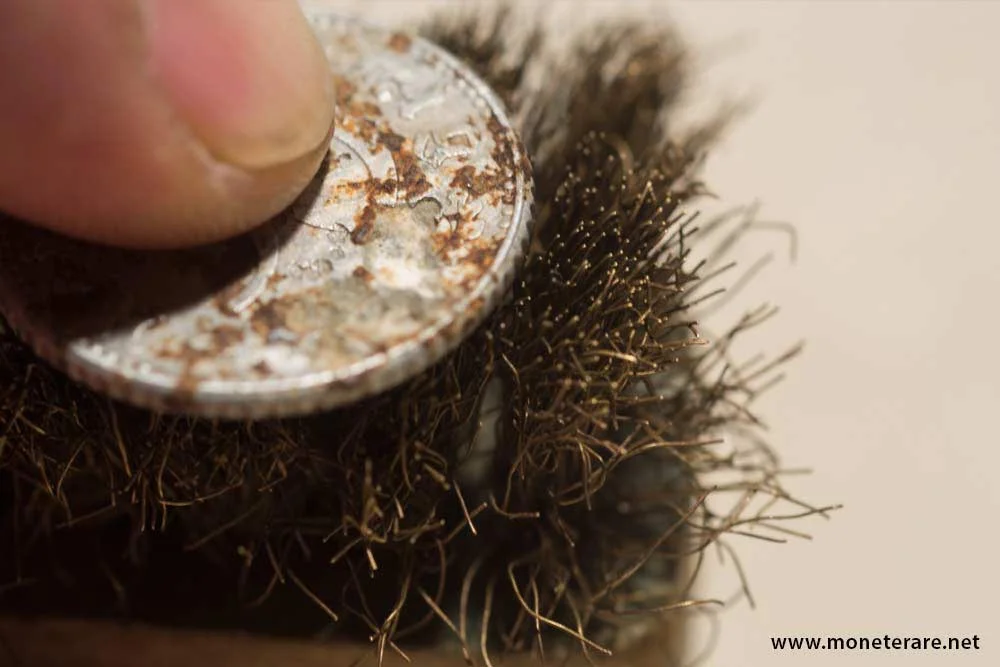pulire monete rare con spazzola